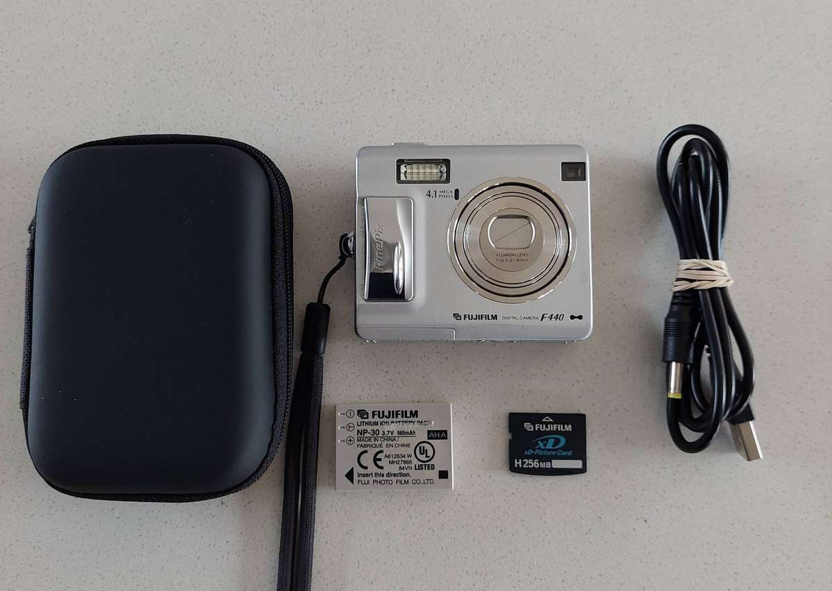 FujiFilm FinePix digital camera F440 (4.1 m/pixel, 3.4 optical zoom, video recording)
