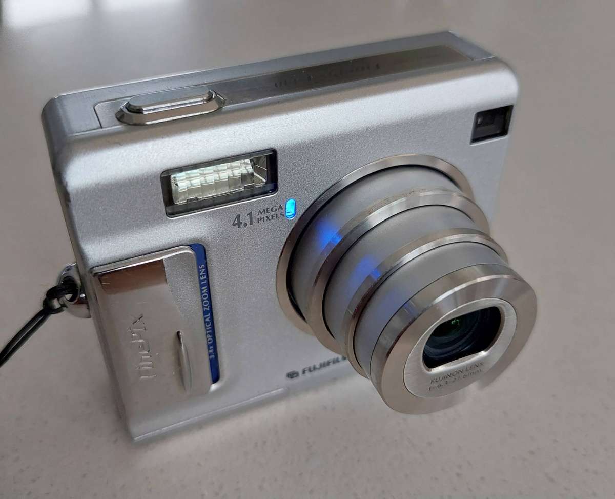 FujiFilm FinePix digital camera F440 (4.1 m/pixel, 3.4 optical zoom, video recording)