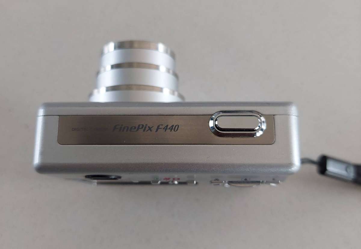 FujiFilm FinePix digital camera F440 (4.1 m/pixel, 3.4 optical zoom, video recording)
