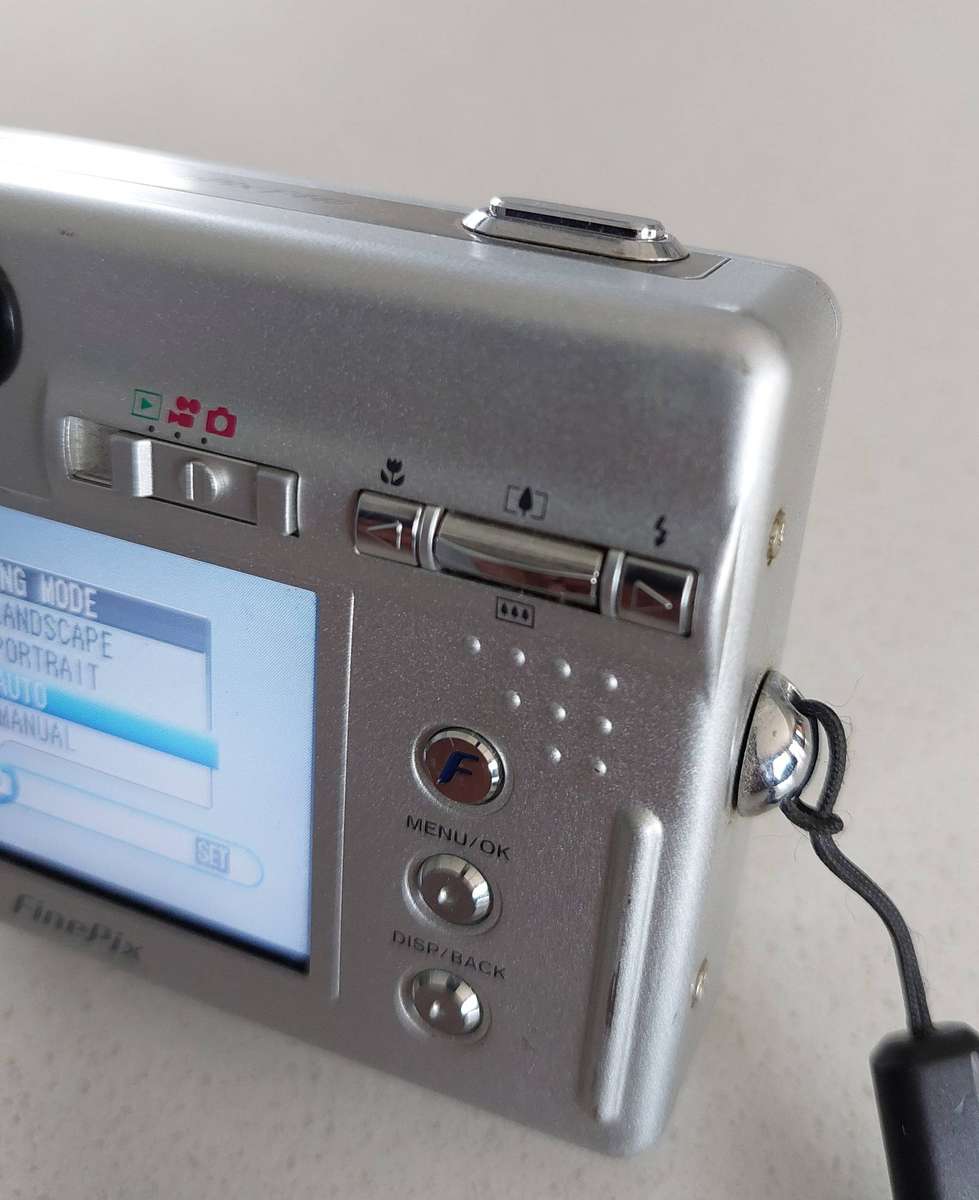 FujiFilm FinePix digital camera F440 (4.1 m/pixel, 3.4 optical zoom, video recording)