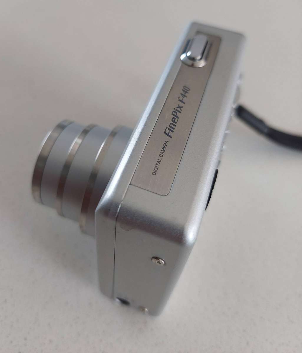FujiFilm FinePix digital camera F440 (4.1 m/pixel, 3.4 optical zoom, video recording)