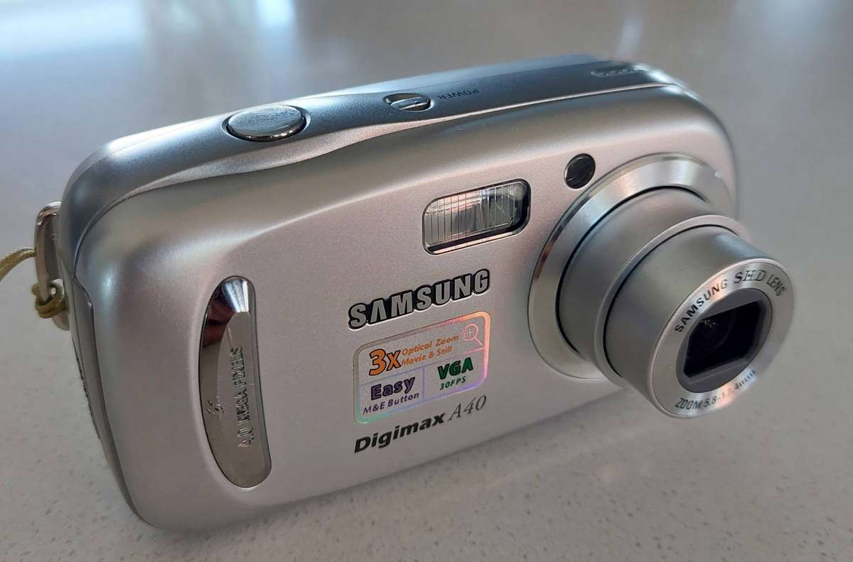 Samsung Digimax digital camera A40 (4.0 m/pixel, 3 x optical zoom, video recording)