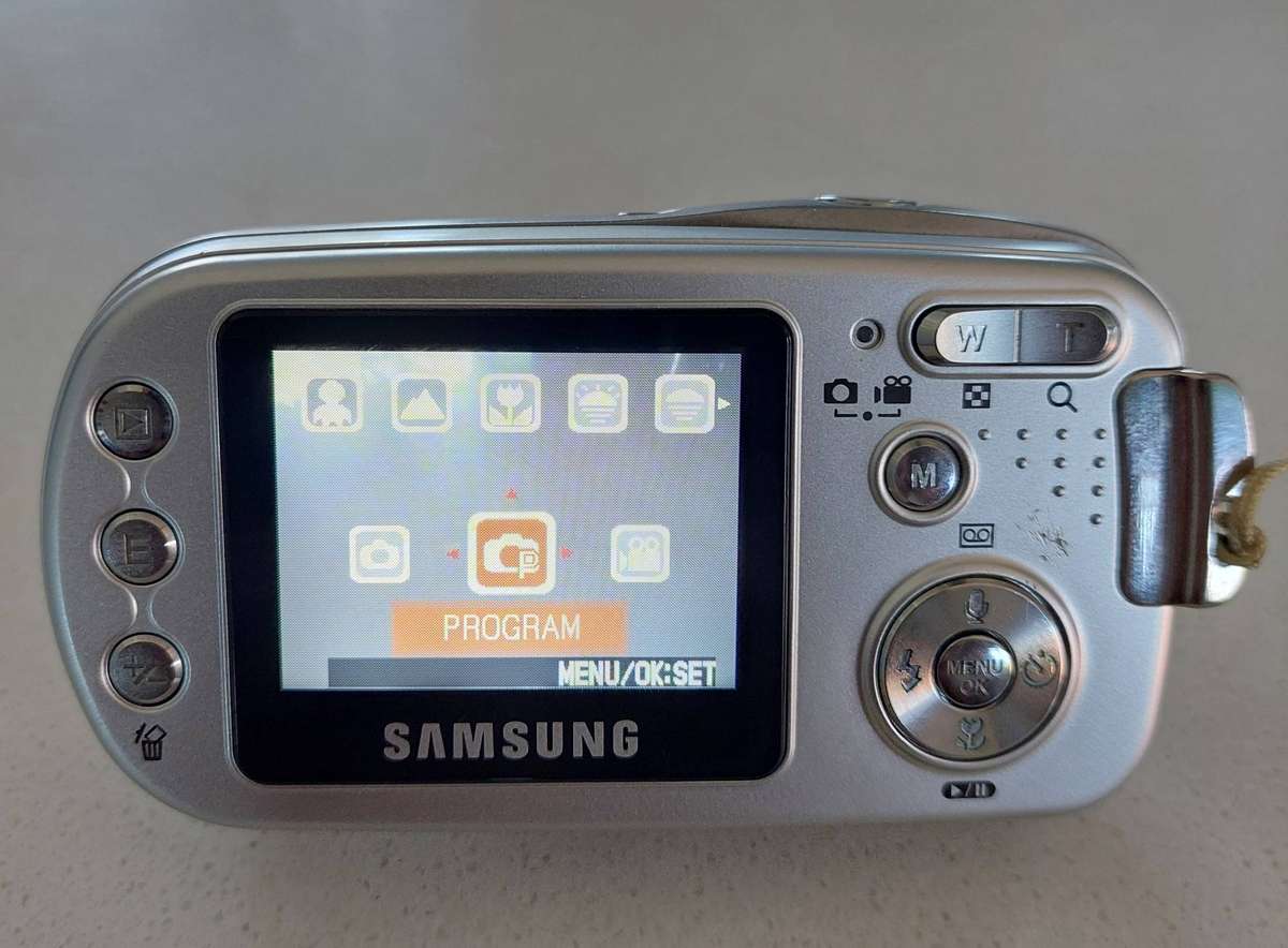 Samsung Digimax digital camera A40 (4.0 m/pixel, 3 x optical zoom, video recording)