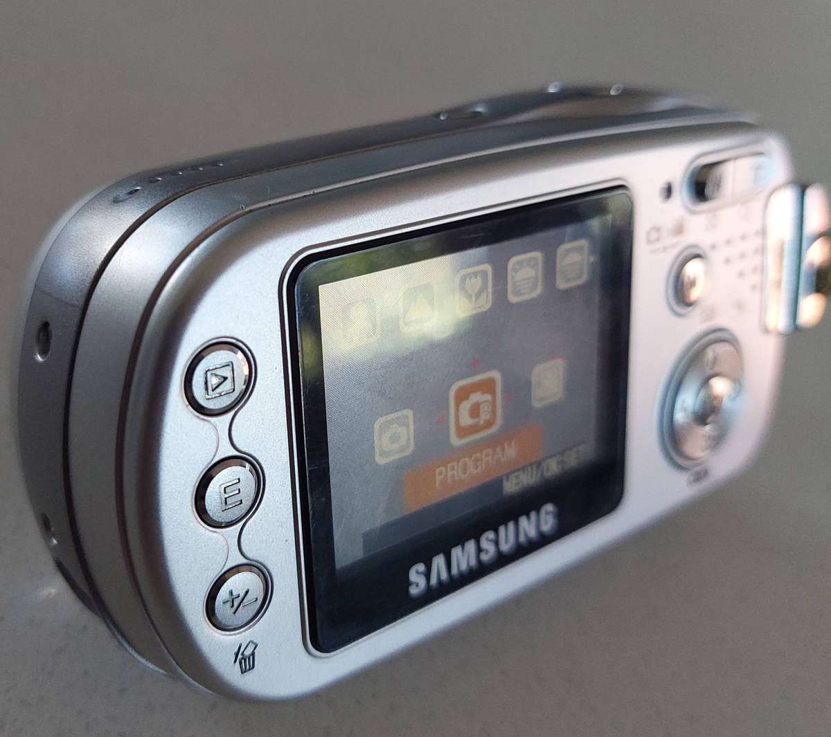 Samsung Digimax digital camera A40 (4.0 m/pixel, 3 x optical zoom, video recording)