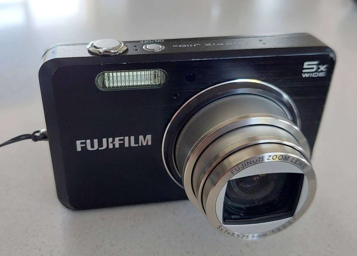 FujiFilm FinePix digital camera J110w (10 m/pixel, 5 x optical zoom, video recording)