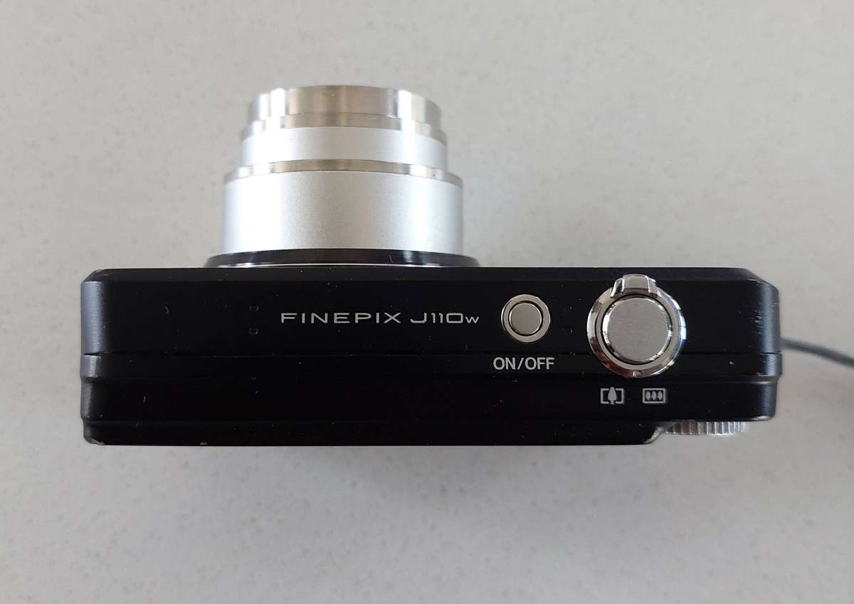 FujiFilm FinePix digital camera J110w (10 m/pixel, 5 x optical zoom, video recording)