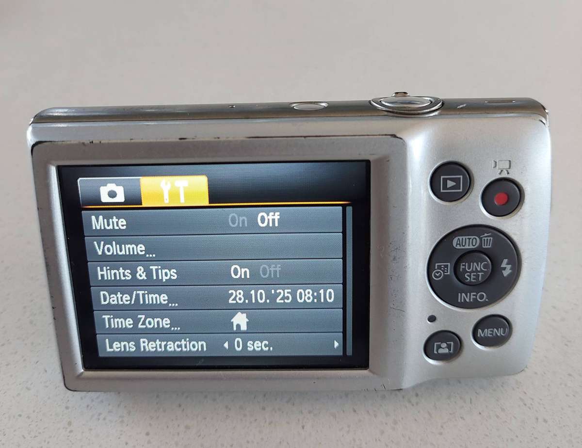 Canon IXUS digital camera 185 (20 m/pixel, 8 x optical zoom, HD video recording)