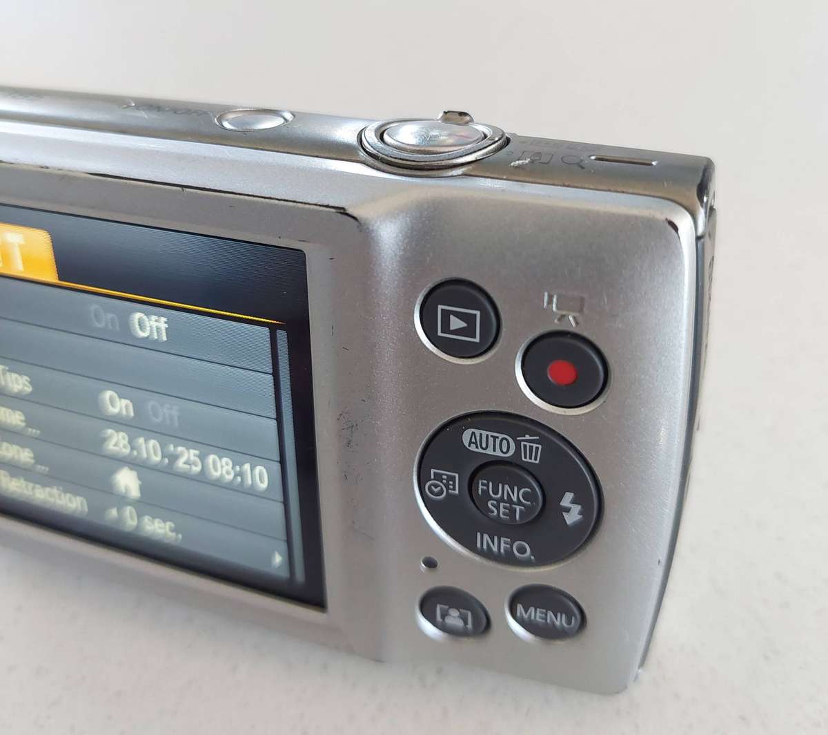 Canon IXUS digital camera 185 (20 m/pixel, 8 x optical zoom, HD video recording)