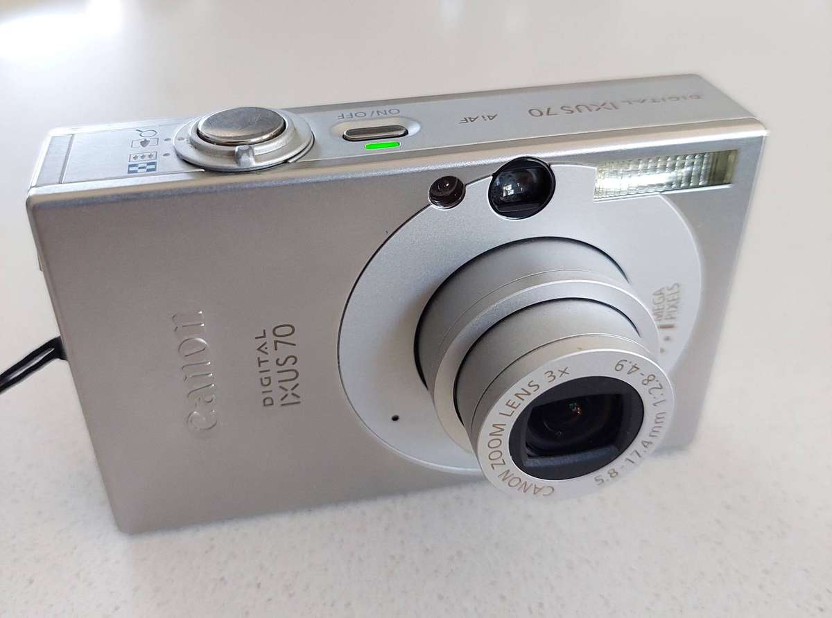 Canon IXUS digital camera 70 (7.1 m/pixel, 3 x optical zoom, video recording)