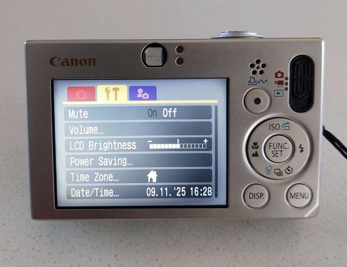 Canon IXUS digital camera 70 (7.1 m/pixel, 3 x optical zoom, video recording)