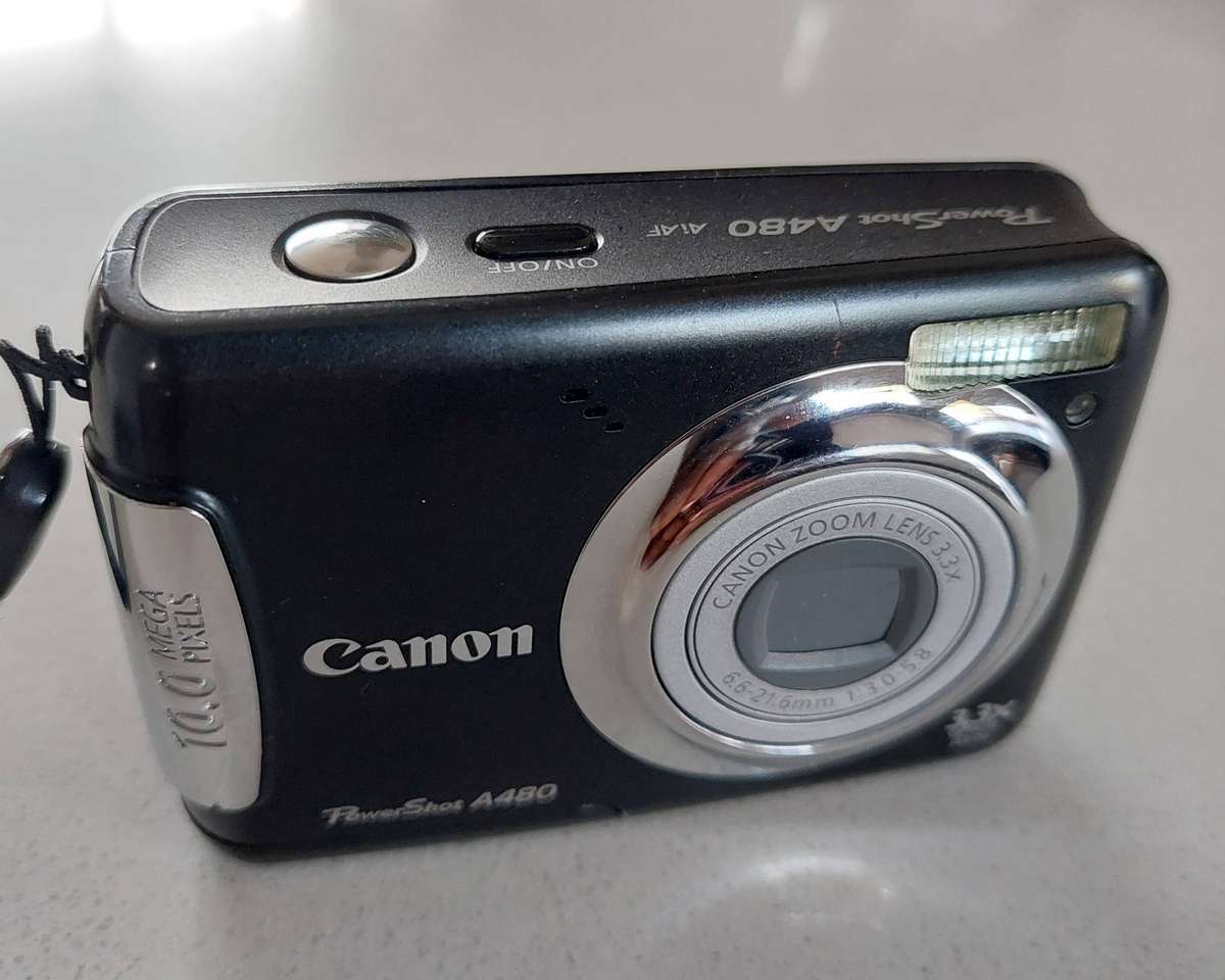 Canon PowerShot digital camera A480 (10 m/pixel, 3.3 x optical zoom, video recording)