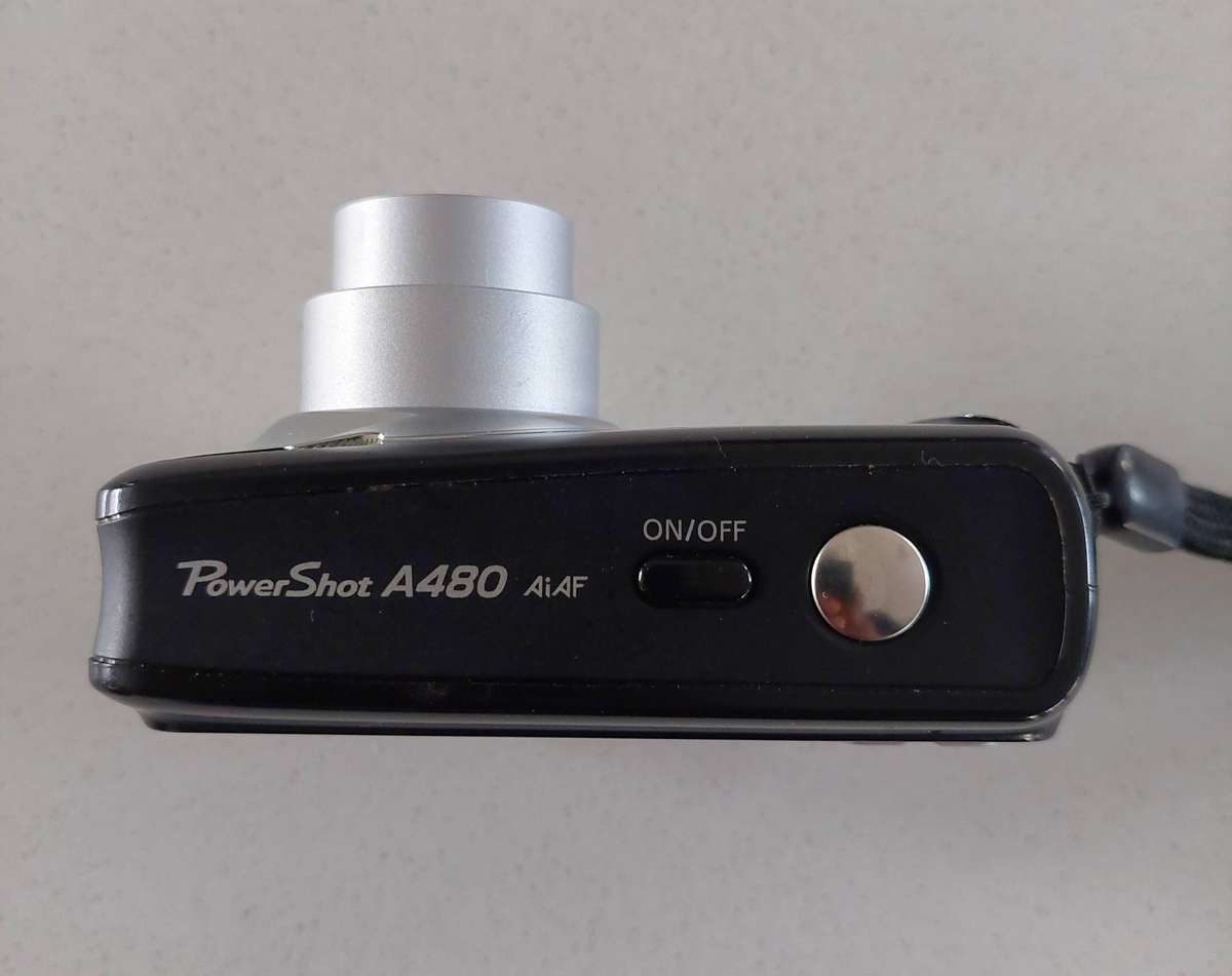 Canon PowerShot digital camera A480 (10 m/pixel, 3.3 x optical zoom, video recording)