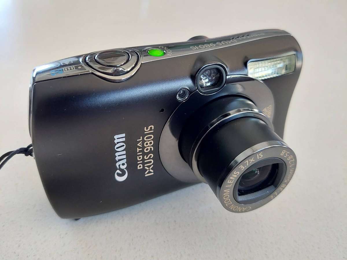 Canon IXUS digital camera 980 IS (14.7 m/pixel, 3.7 x optical zoom, video recording)
