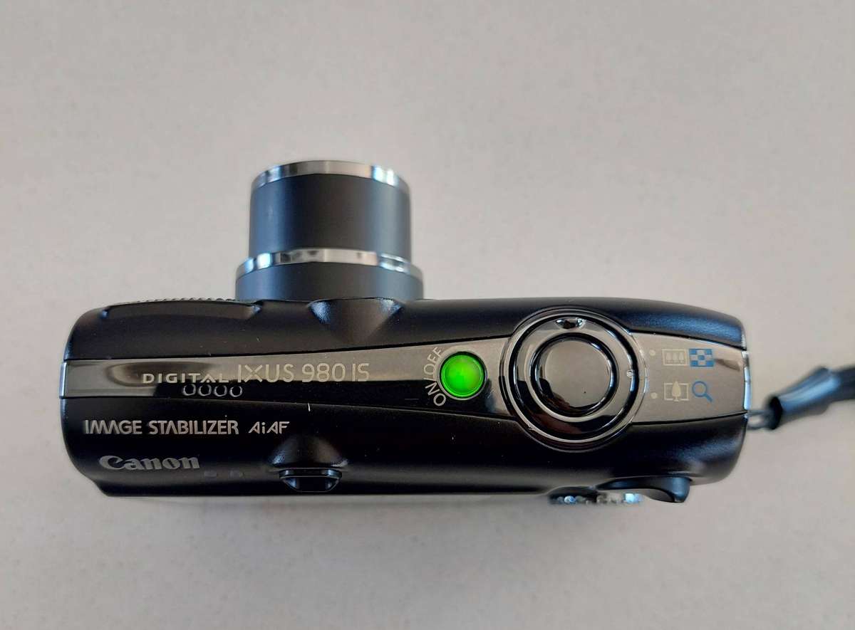 Canon IXUS digital camera 980 IS (14.7 m/pixel, 3.7 x optical zoom, video recording)
