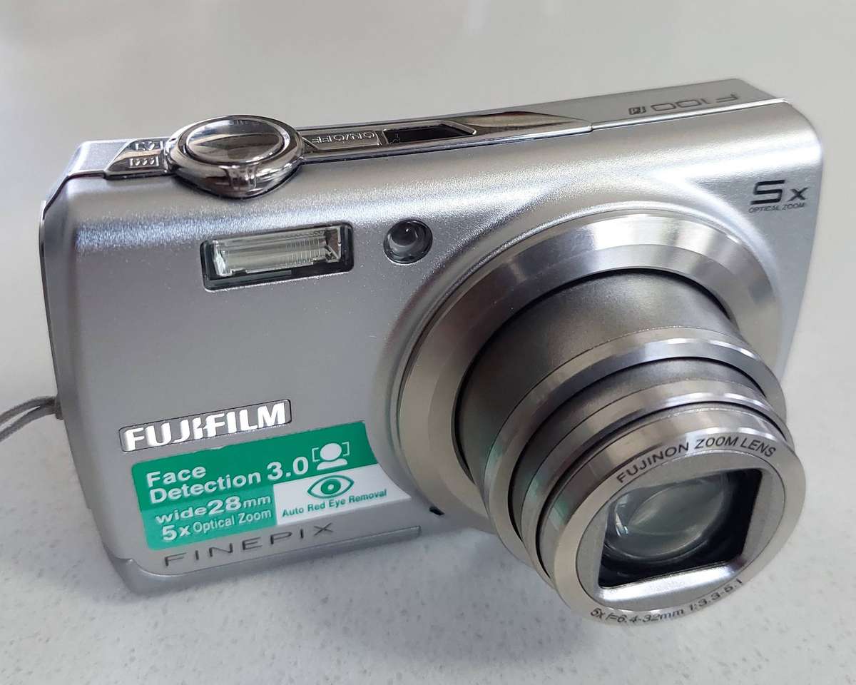 FujiFilm FinePix digital camera F100 fd (12 m/pixel, 5 x optical zoom, video recording)