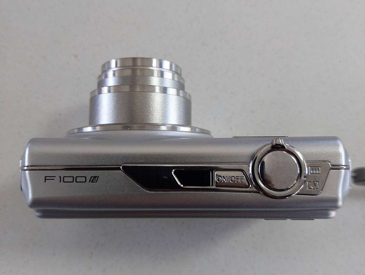 FujiFilm FinePix digital camera F100 fd (12 m/pixel, 5 x optical zoom, video recording)