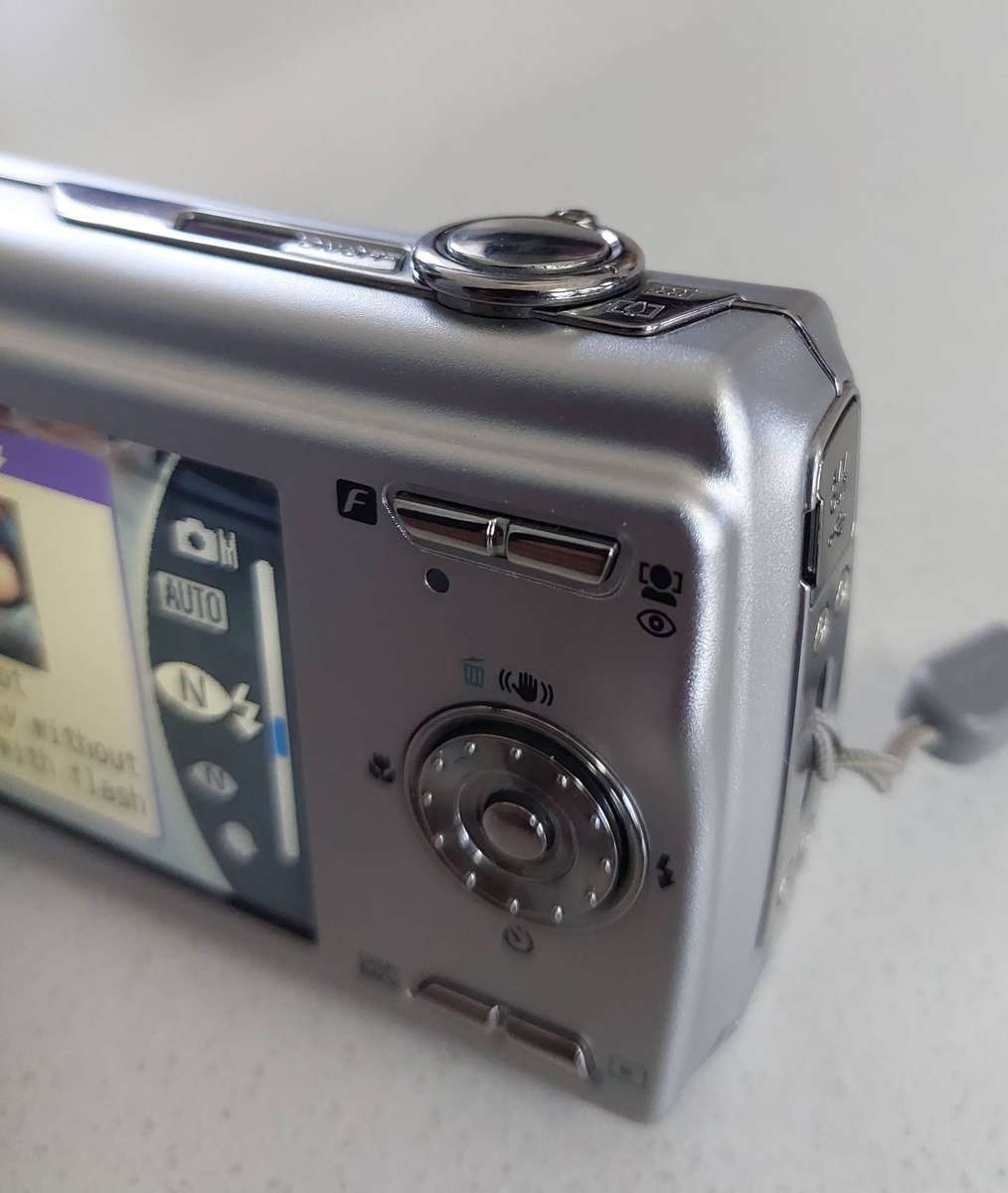 FujiFilm FinePix digital camera F100 fd (12 m/pixel, 5 x optical zoom, video recording)