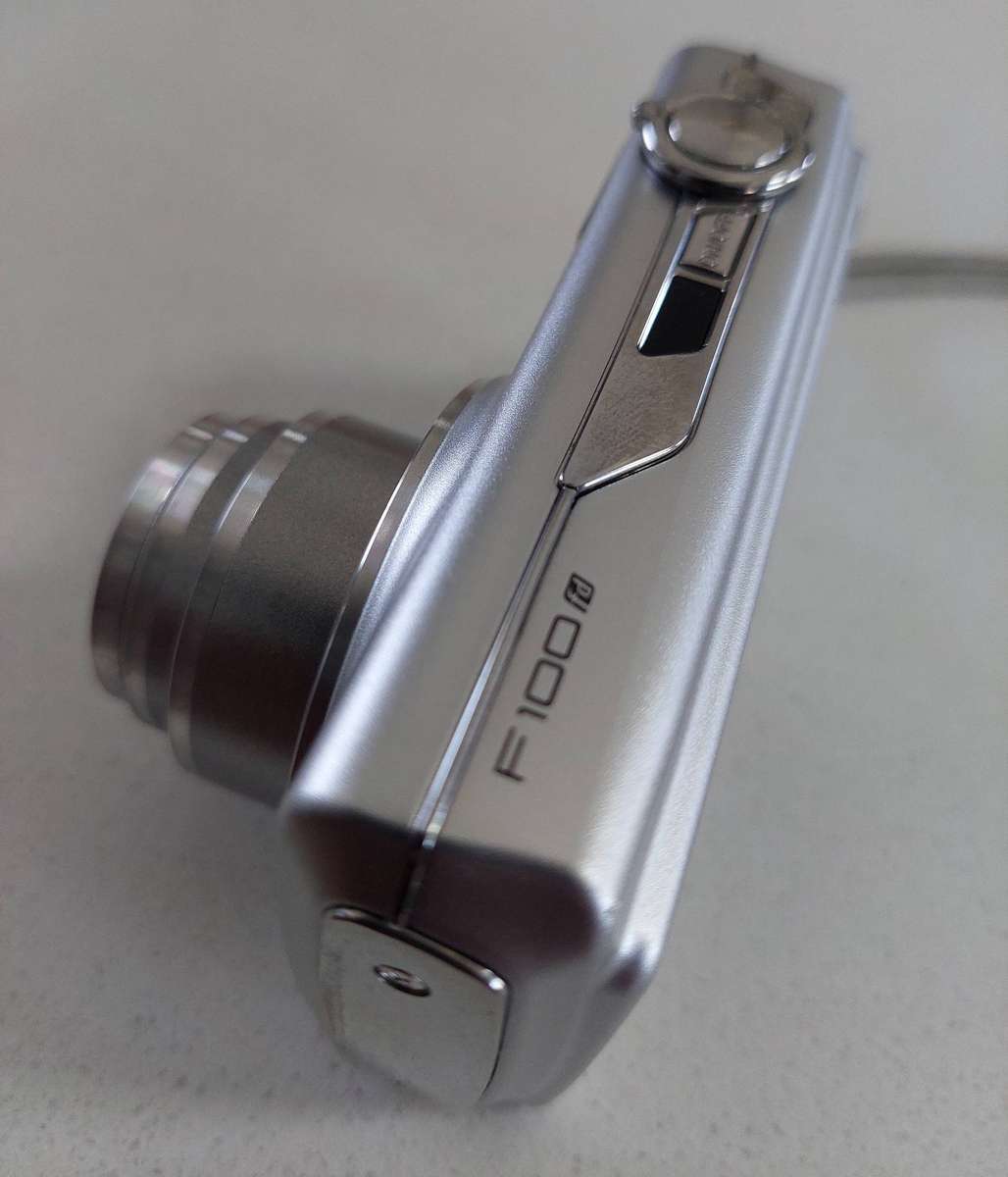 FujiFilm FinePix digital camera F100 fd (12 m/pixel, 5 x optical zoom, video recording)