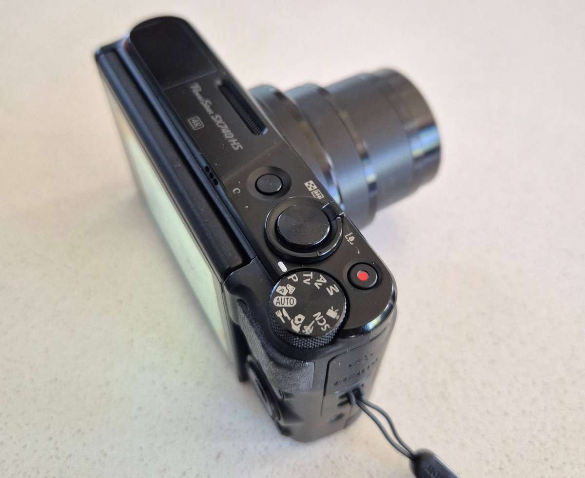 Canon Powershot digital camera SX740 HS (20.3 m/pixel, Wi-Fi, Bluetooth, 4K video recording)