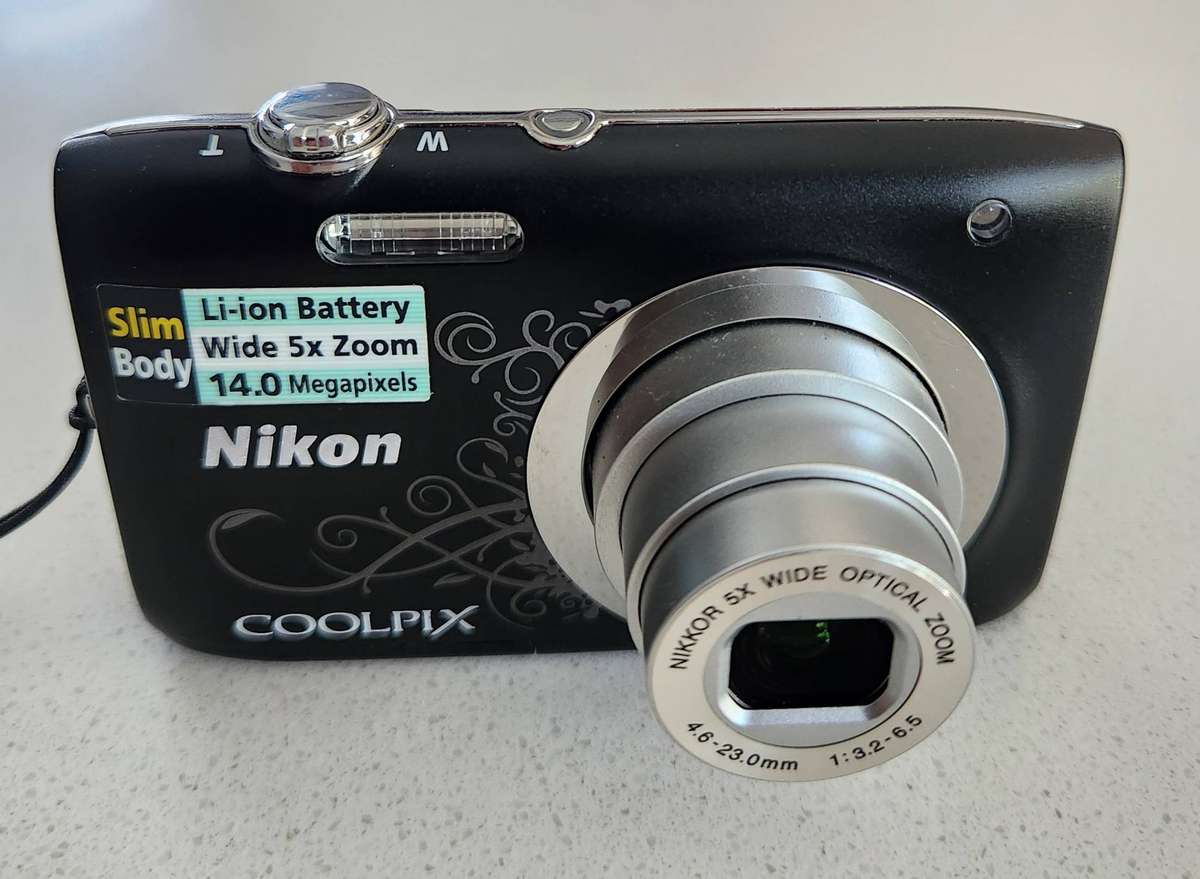 Nikon CoolPix digital camera S2600 (14 m/pixel, 5 x optical zoom, HD video recording)