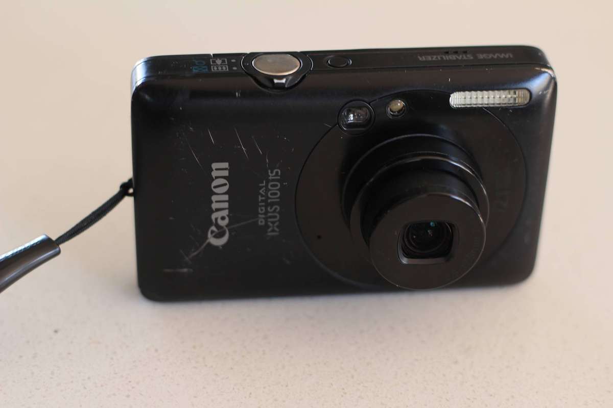 Canon Ixus digital camera 100 IS  (12.1 m/pixel, 3 x optical zoom, HD video recording)