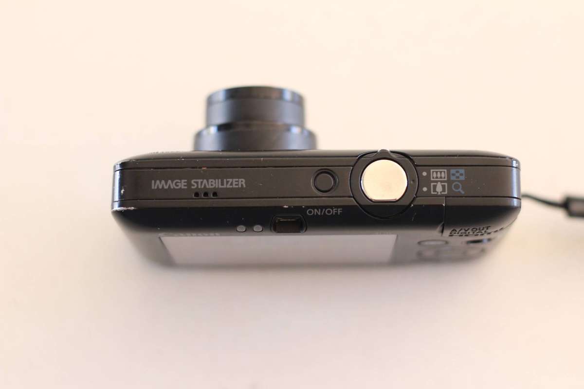 Canon Ixus digital camera 100 IS  (12.1 m/pixel, 3 x optical zoom, HD video recording)