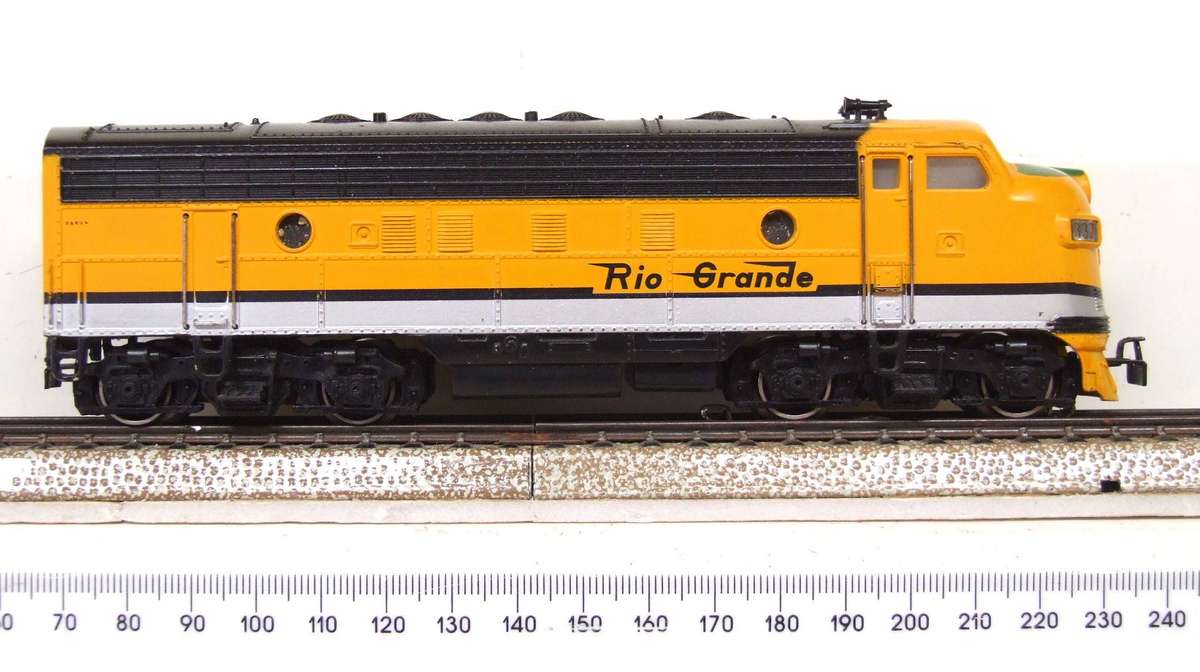 HO Scale Athearn, F7-A Diesel Locomotive, Rio Grande, Yellow, No