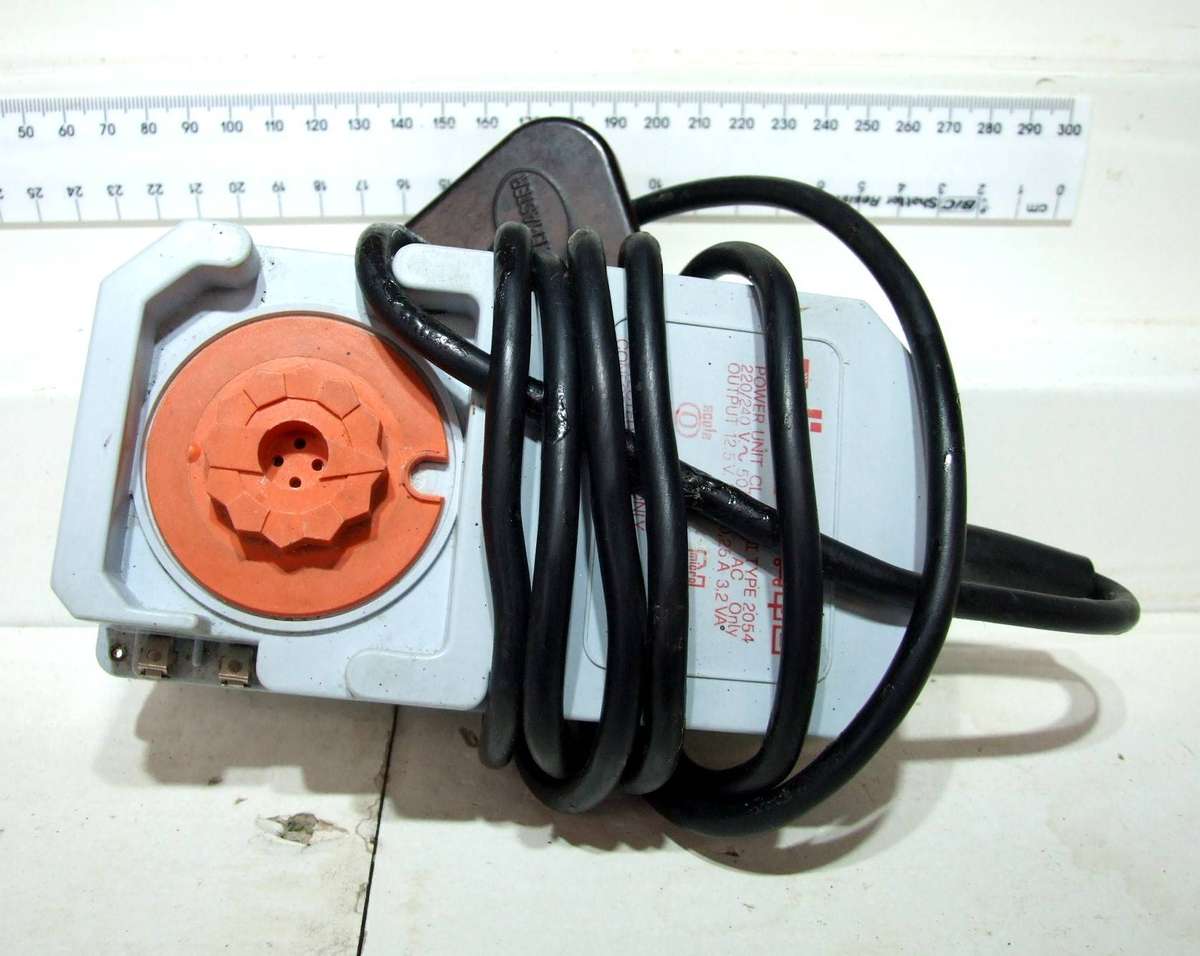 LIMA POWER SUPPLY: 220V/12.5V DC Power Supply/Controller in good un-boxed condition(Italy)