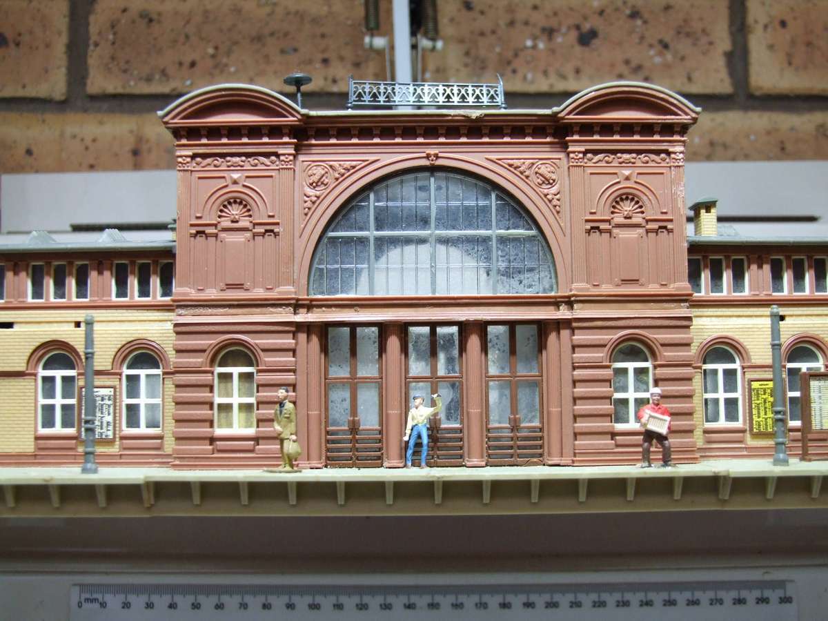 FALLER HO/OO:  On Auction is this Large(70cm) Plastic Station Building in Fair Used Condition.(W-GR)