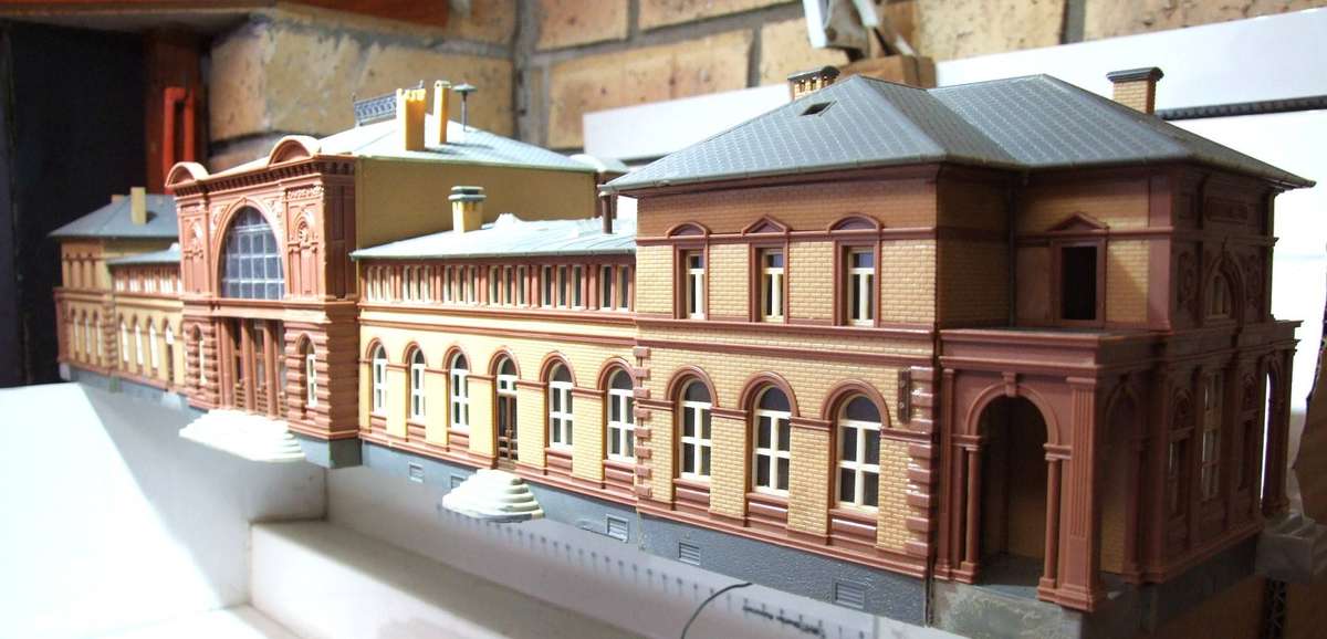 FALLER HO/OO:  On Auction is this Large(70cm) Plastic Station Building in Fair Used Condition.(W-GR)