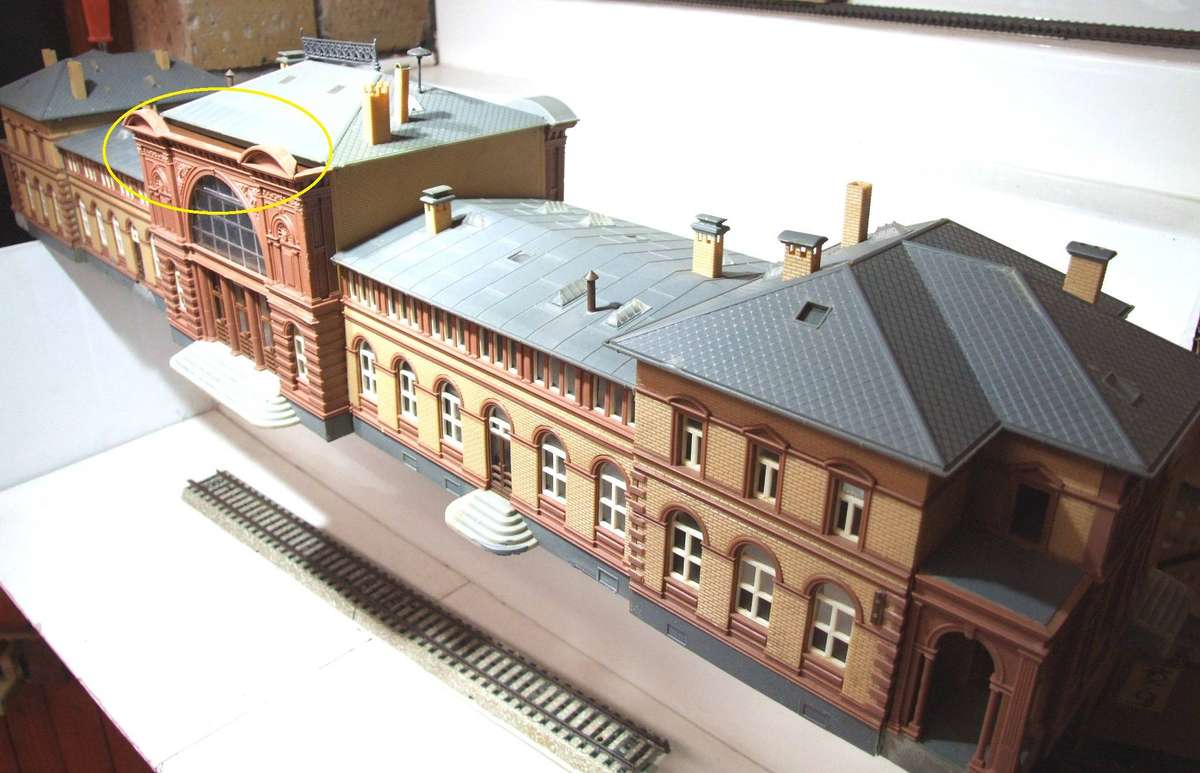 FALLER HO/OO:  On Auction is this Large(70cm) Plastic Station Building in Fair Used Condition.(W-GR)