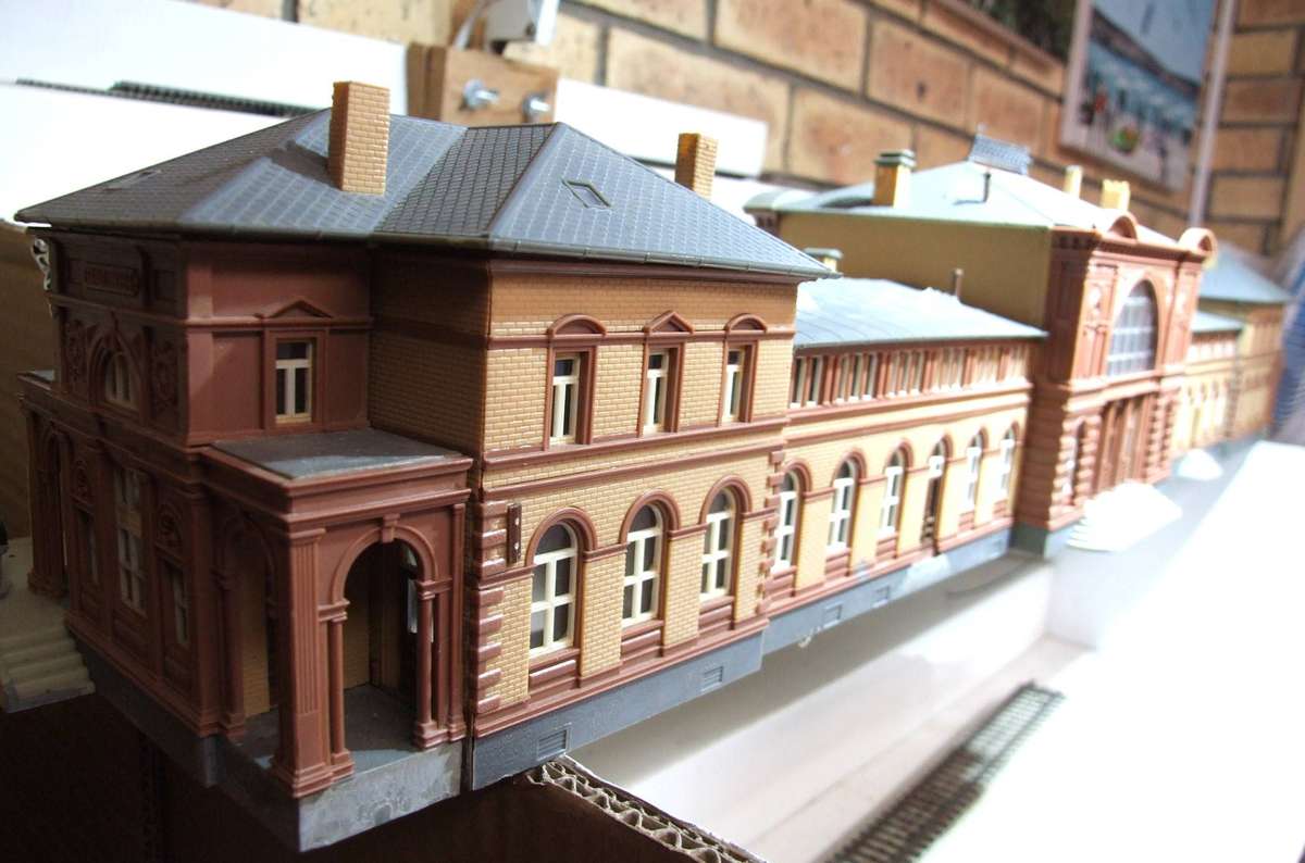 FALLER HO/OO:  On Auction is this Large(70cm) Plastic Station Building in Fair Used Condition.(W-GR)