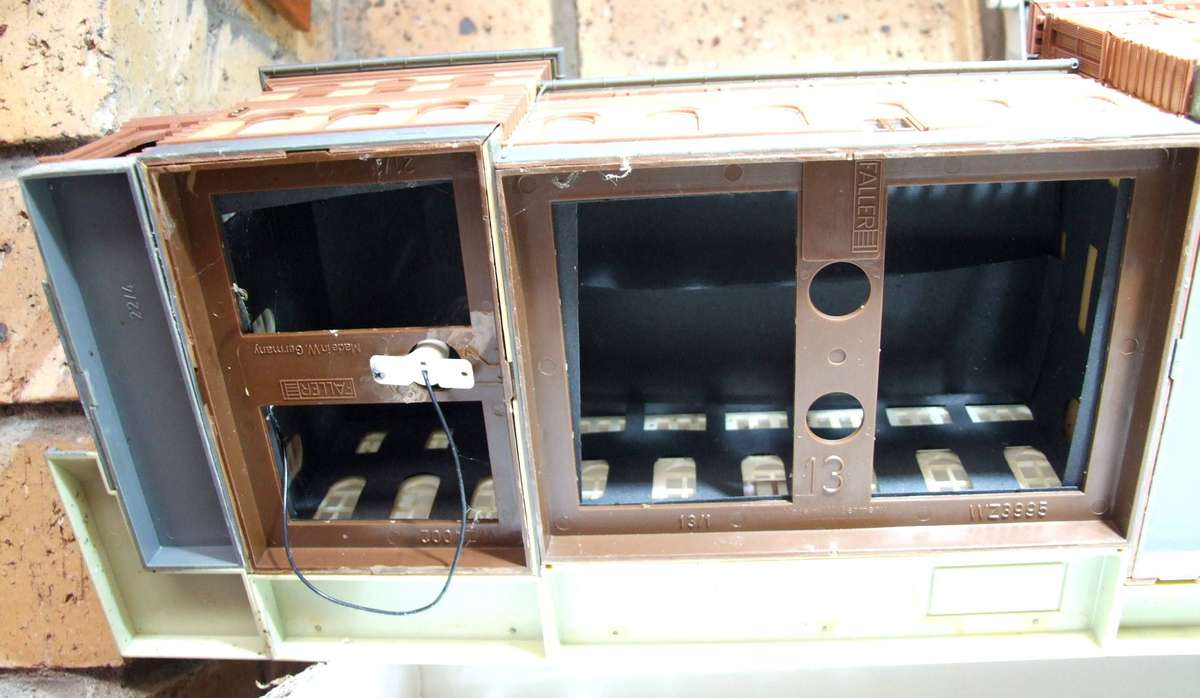 FALLER HO/OO:  On Auction is this Large(70cm) Plastic Station Building in Fair Used Condition.(W-GR)