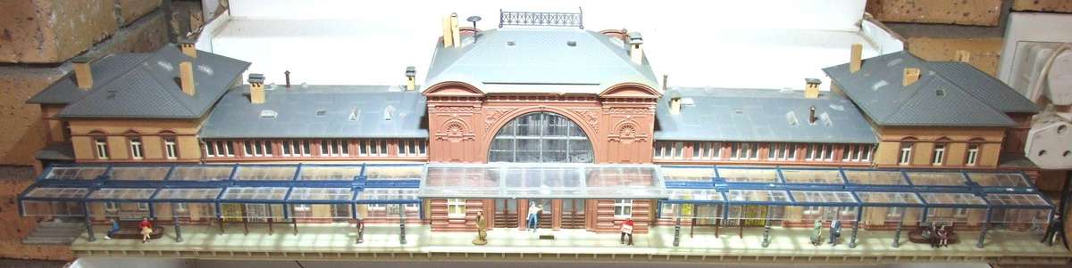 FALLER HO/OO:  On Auction is this Large(70cm) Plastic Station Building in Fair Used Condition.(W-GR)