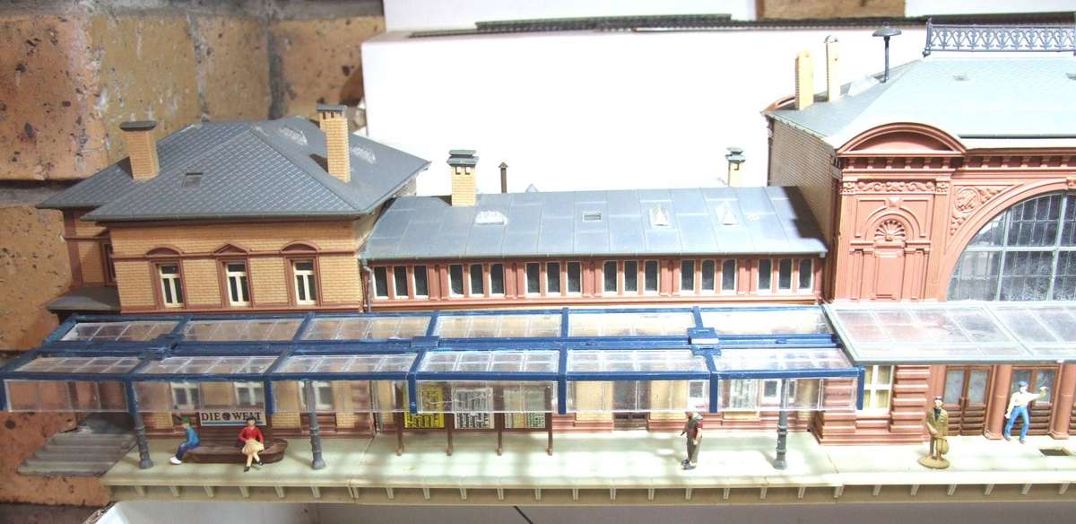 FALLER HO/OO:  On Auction is this Large(70cm) Plastic Station Building in Fair Used Condition.(W-GR)
