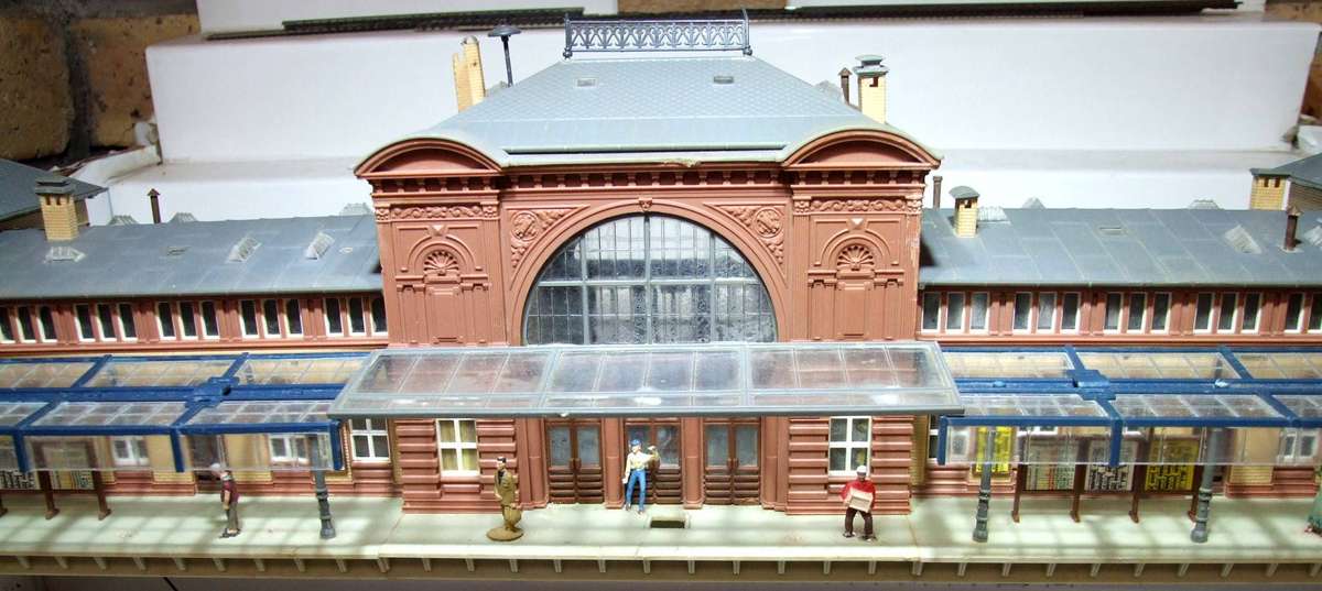 FALLER HO/OO:  On Auction is this Large(70cm) Plastic Station Building in Fair Used Condition.(W-GR)