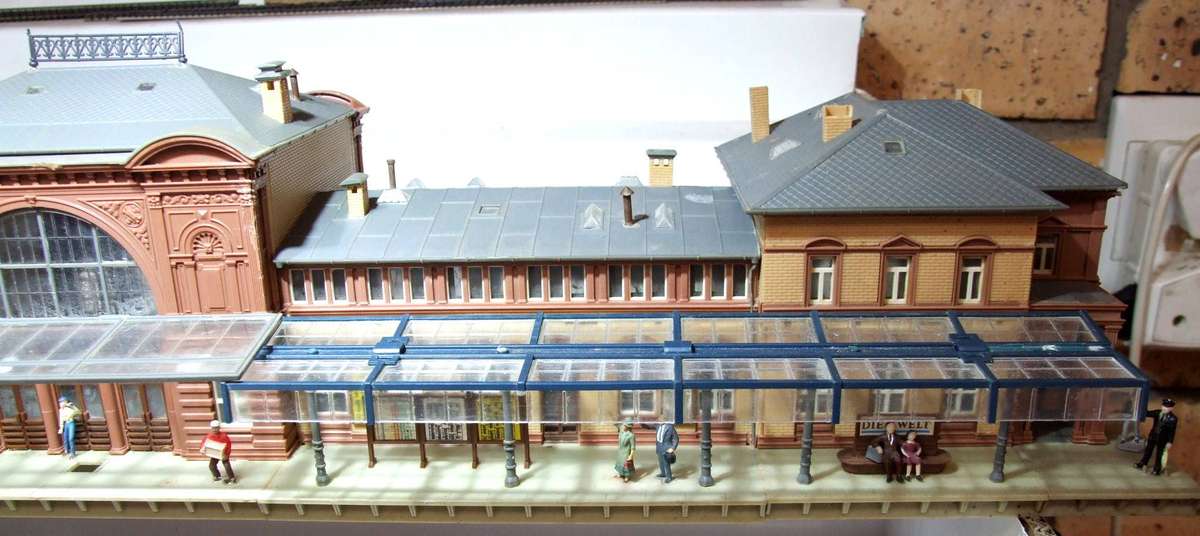 FALLER HO/OO:  On Auction is this Large(70cm) Plastic Station Building in Fair Used Condition.(W-GR)
