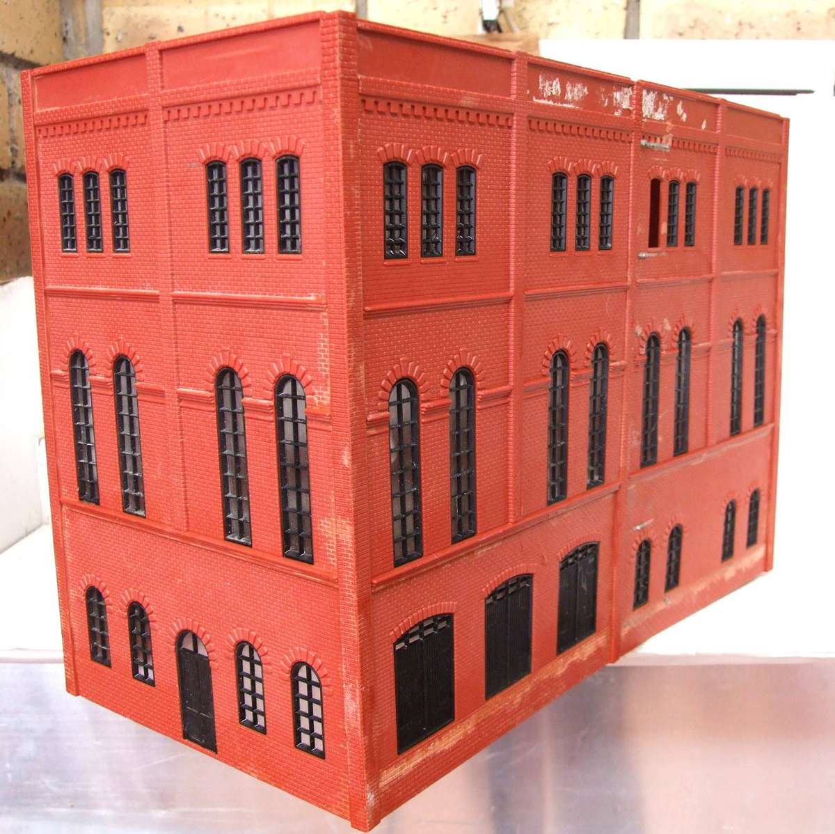 SCENERY HO/OO: On Auction is this (32x16x24cm)Multi-story City Building in Fair Used Condition.