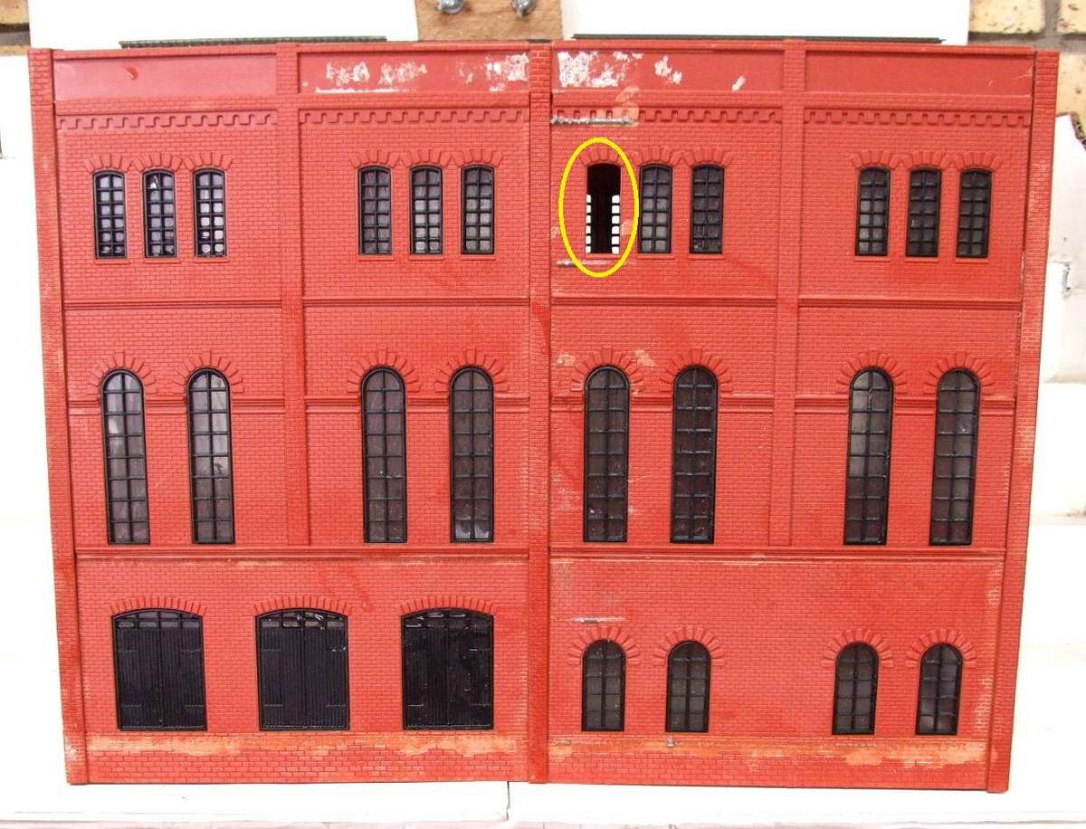 SCENERY HO/OO: On Auction is this (32x16x24cm)Multi-story City Building in Fair Used Condition.