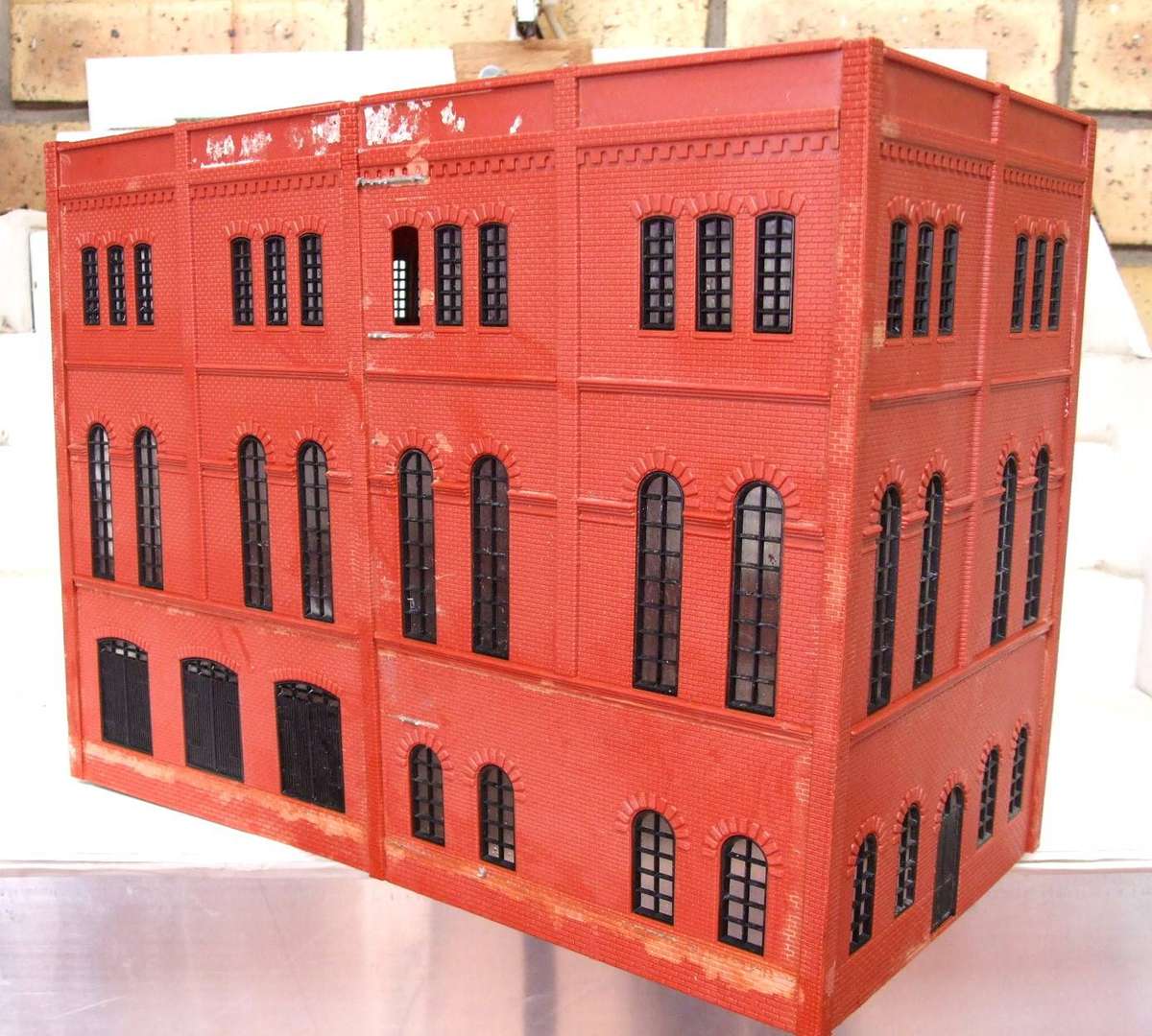 SCENERY HO/OO: On Auction is this (32x16x24cm)Multi-story City Building in Fair Used Condition.