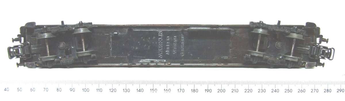 MARKLIN HO: Vintage Tin Metal `DB` 2nd Class Passenger Coach in Fair un-boxed condition (Germany)