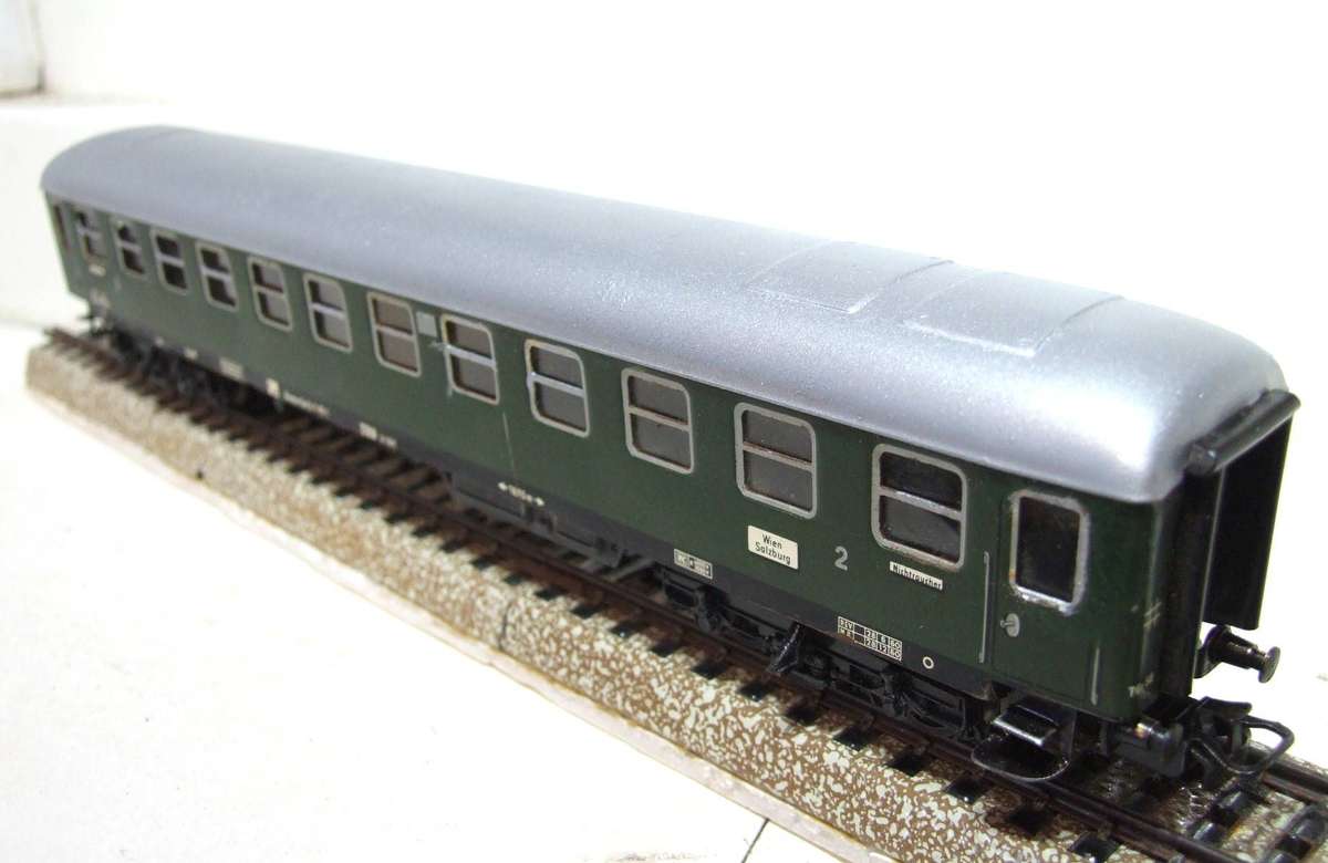 MARKLIN HO: Vintage Tin Metal `DB` 2nd Class Passenger Coach in Fair un-boxed condition (Germany)