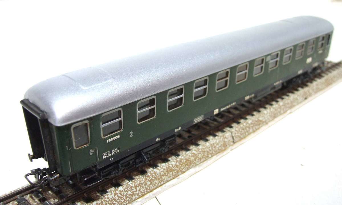 MARKLIN HO: Vintage Tin Metal `DB` 2nd Class Passenger Coach in Fair un-boxed condition (Germany)