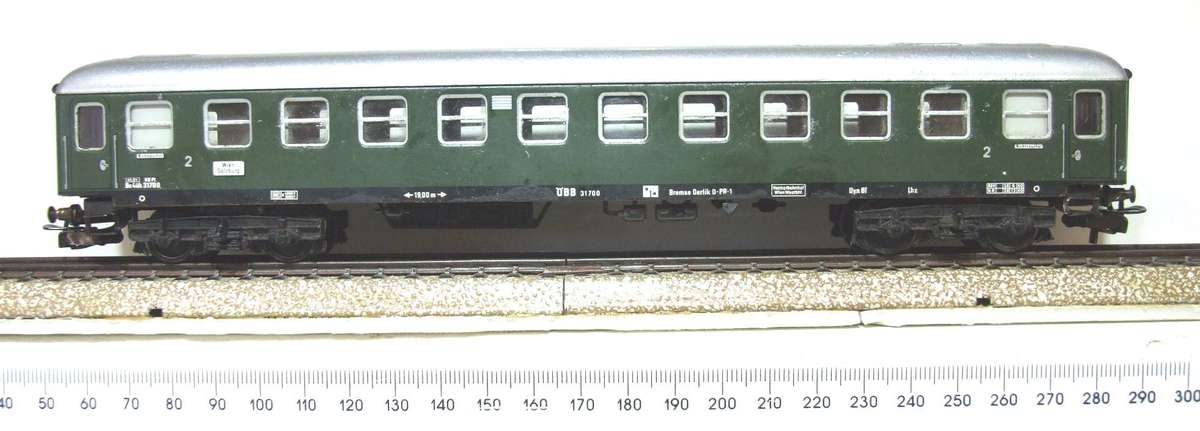 MARKLIN HO: Vintage Tin Metal `DB` 2nd Class Passenger Coach in Fair un-boxed condition (Germany)