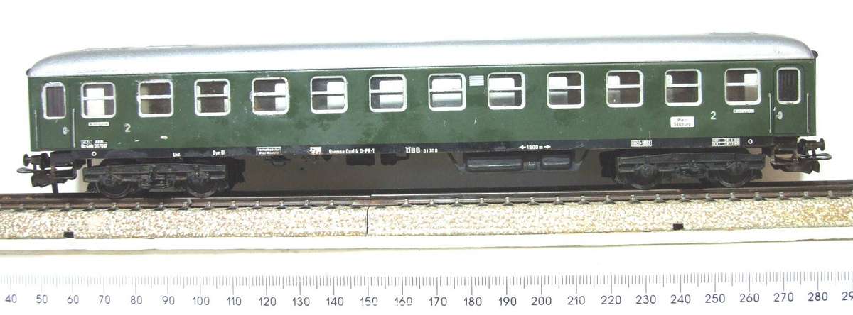 MARKLIN HO: Vintage Tin Metal `DB` 2nd Class Passenger Coach in Fair un-boxed condition (Germany)
