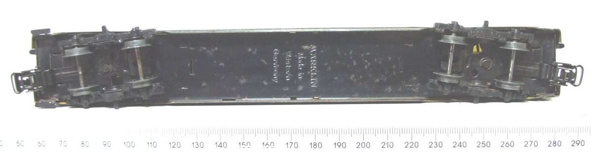 MARKLIN HO: Vintage Tin Metal  2nd Class Passenger Coach in Fair un-boxed condition (Germany)