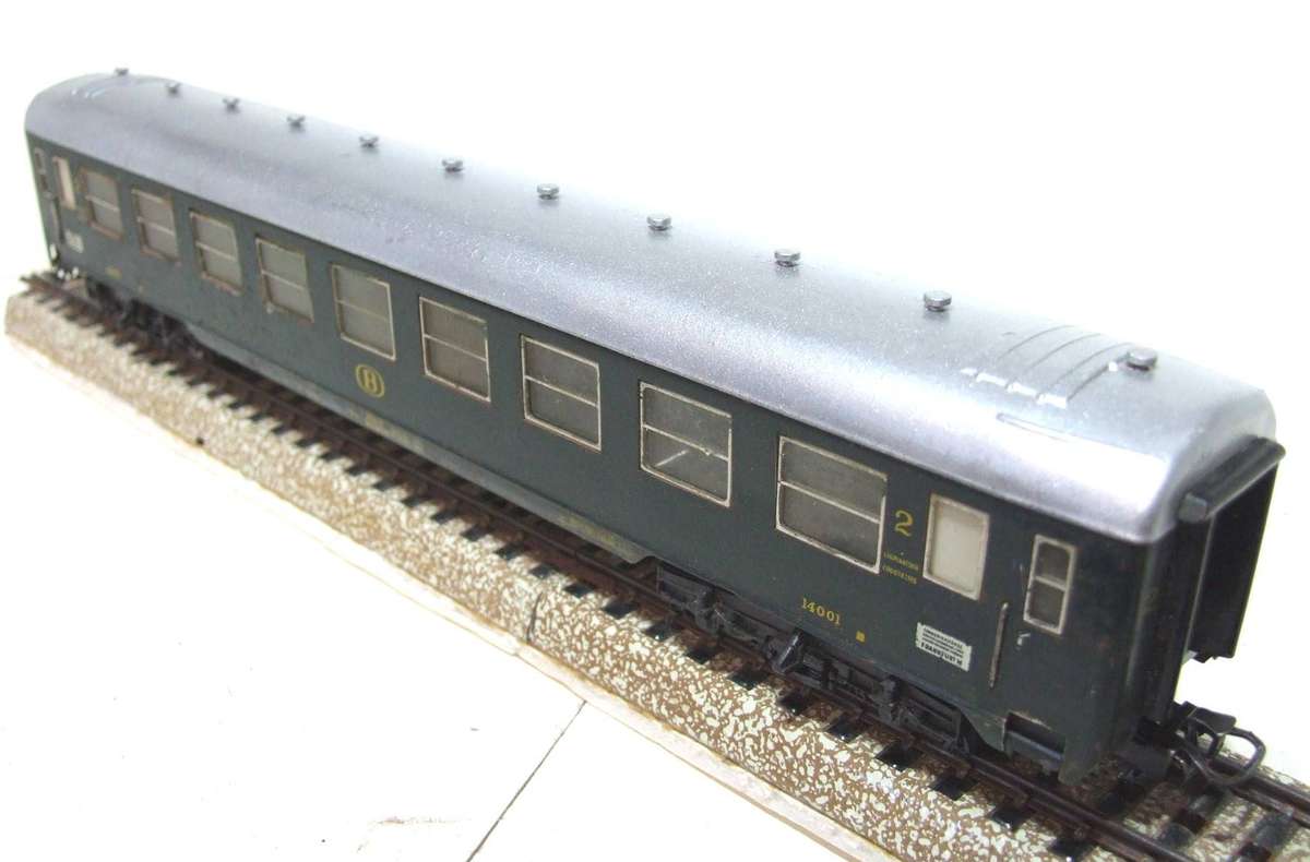 MARKLIN HO: Vintage Tin Metal  2nd Class Passenger Coach in Fair un-boxed condition (Germany)