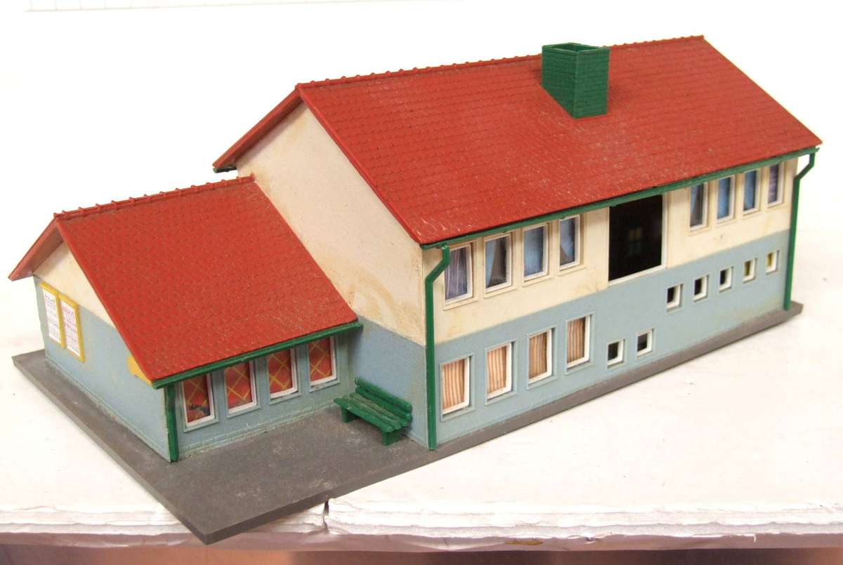 SCENERY HO/OO: On Auction is this Double Story Post Office Building in Fair Used Condition.