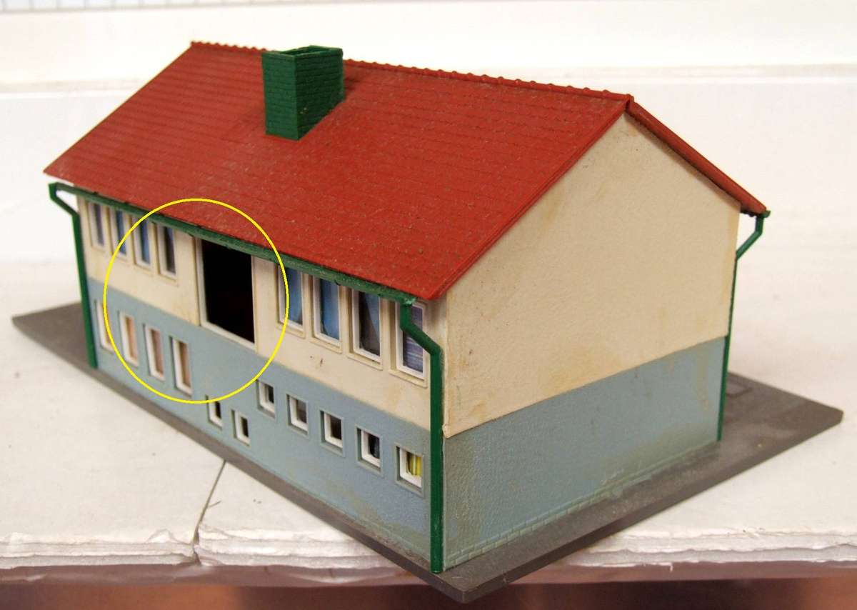 SCENERY HO/OO: On Auction is this Double Story Post Office Building in Fair Used Condition.