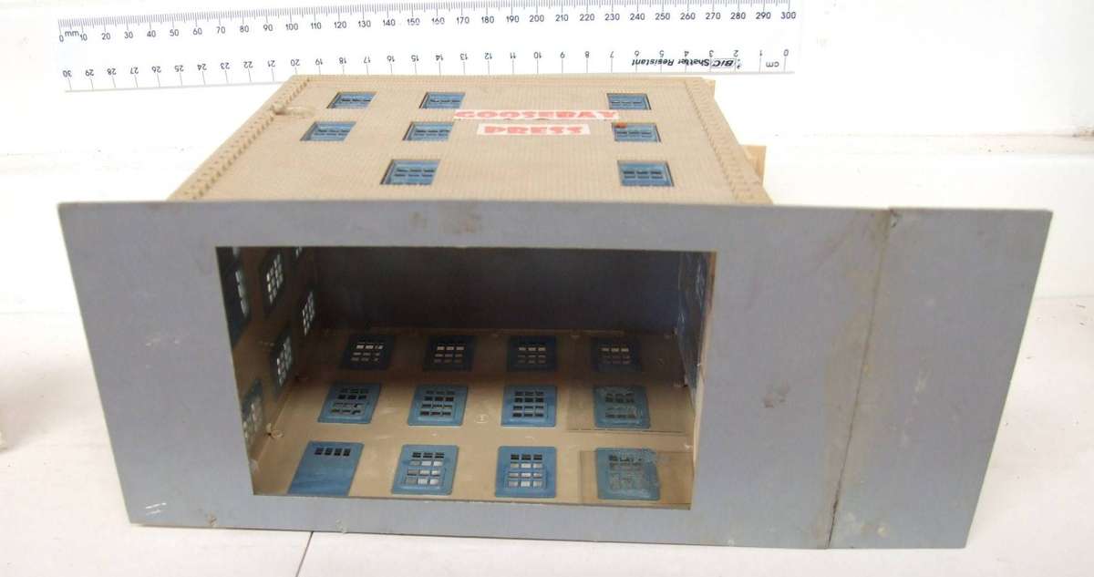SCENERY HO/OO: On Auction is this Multi-Story Press Building in Fair Used Condition.